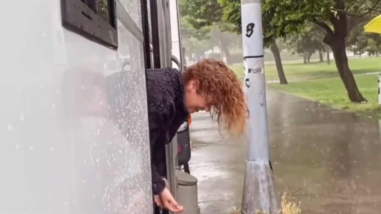 Demet Evgar'dan Yağmur Sürprizi: Saçlarını Bakın Neyle Yıkadı!