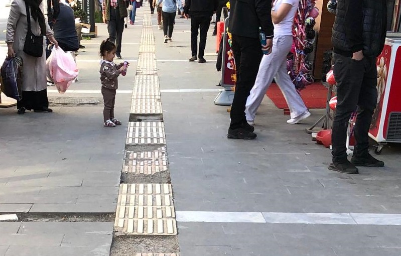 GÖRME ENGELLİLER İÇİN KILAVUZLUK YAPAN KALDIRIMLAR ARTIK GÜVENLİ DEĞİL