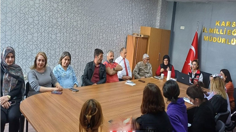 Kars Milli Eğitim Müdürlüğü personeline "Aile Yılı" sunumu yapıldı.