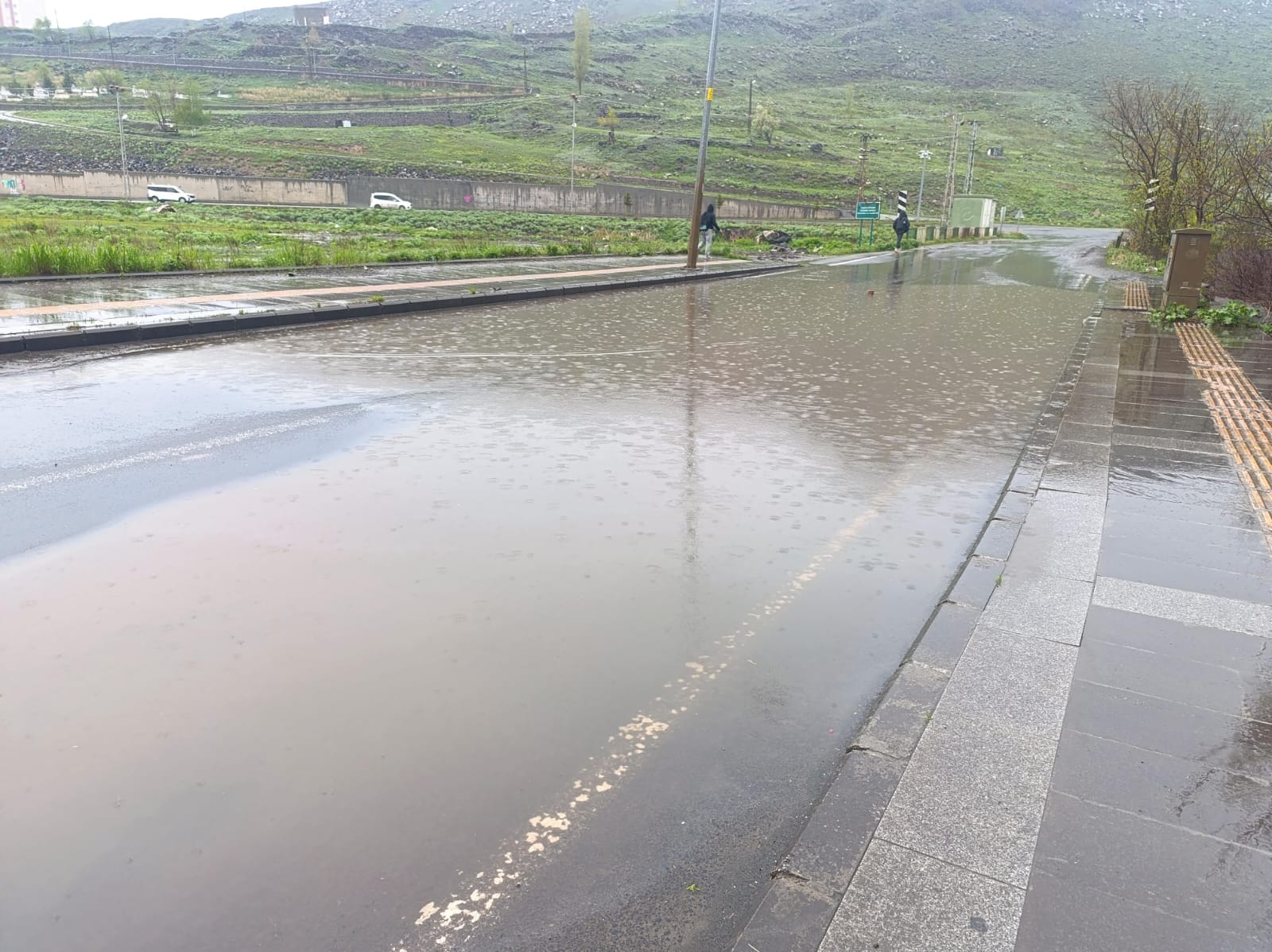 Kars'ta caddeler göle döndü
