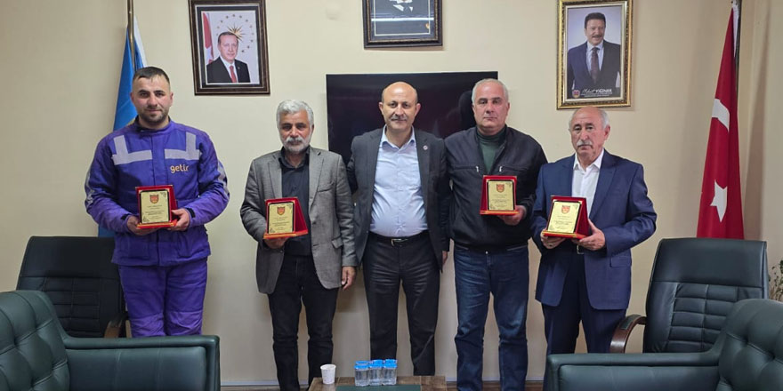 Kars'ta yılın şoförlerine plaket verildi
