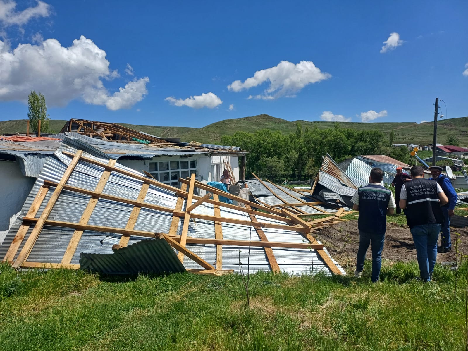 Kars'taki fırtınada 8 ev ve 3 ahırın çatısı uçtu