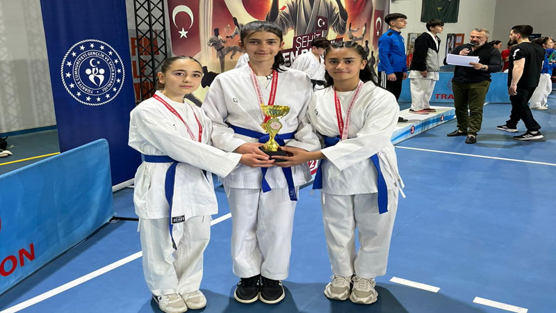 Karslı Karatecilerden Trabzon'da Büyük Başarı