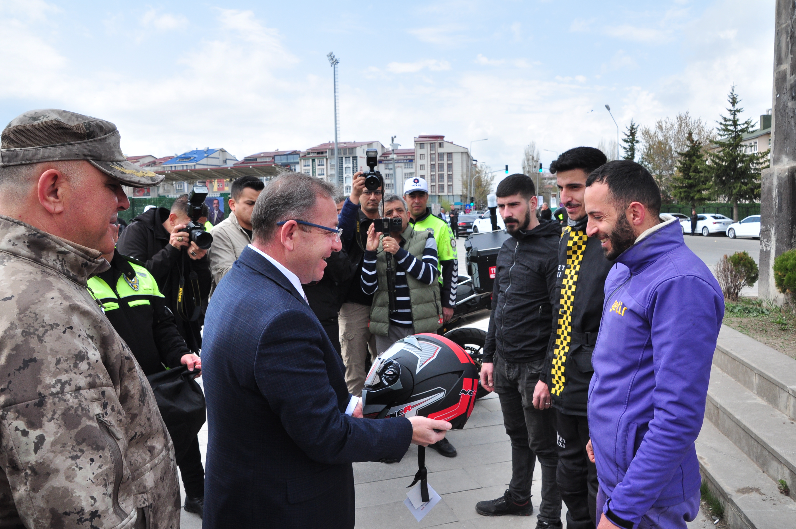 Validen hediye edilen kaskı kaza geçiren arkadaşına verdi