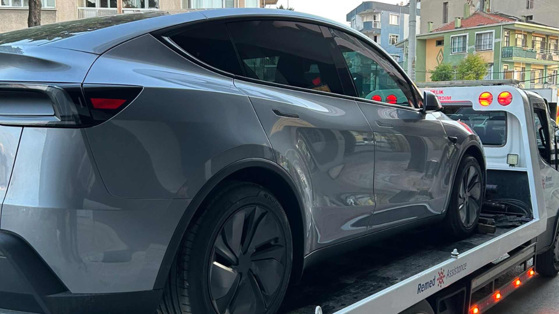 Yeni Tesla Model Y sahipleri şokta: "Fren sıvısı düşük" uyarısı neden kaynaklanıyor?