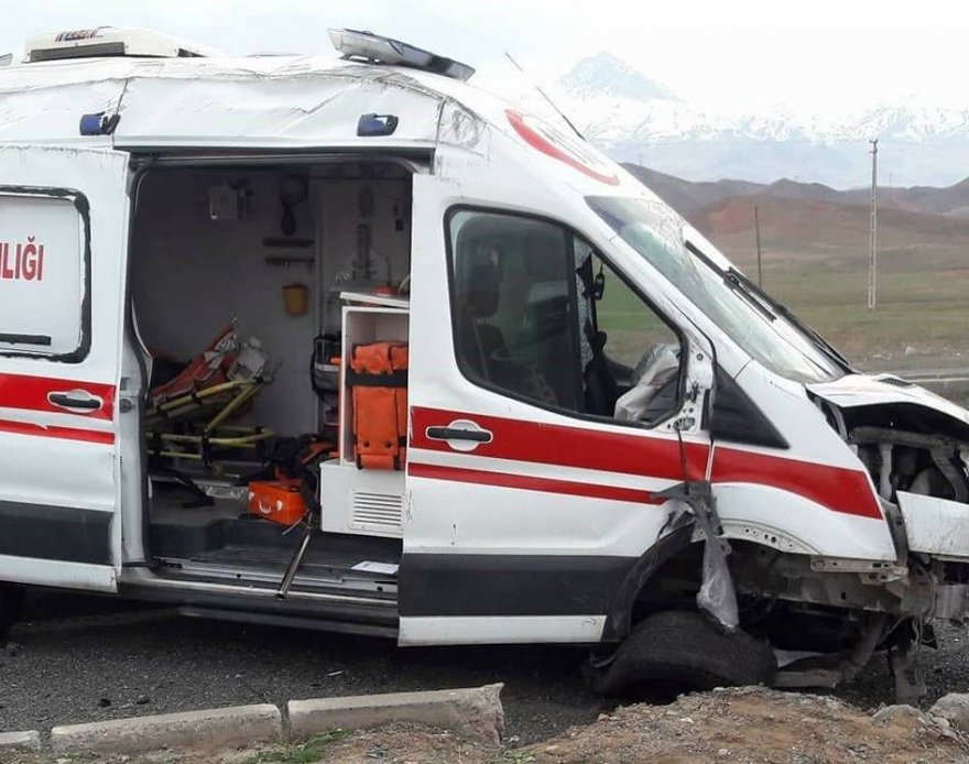 Ambulans Kaza Yaptı: 4 Yaralı