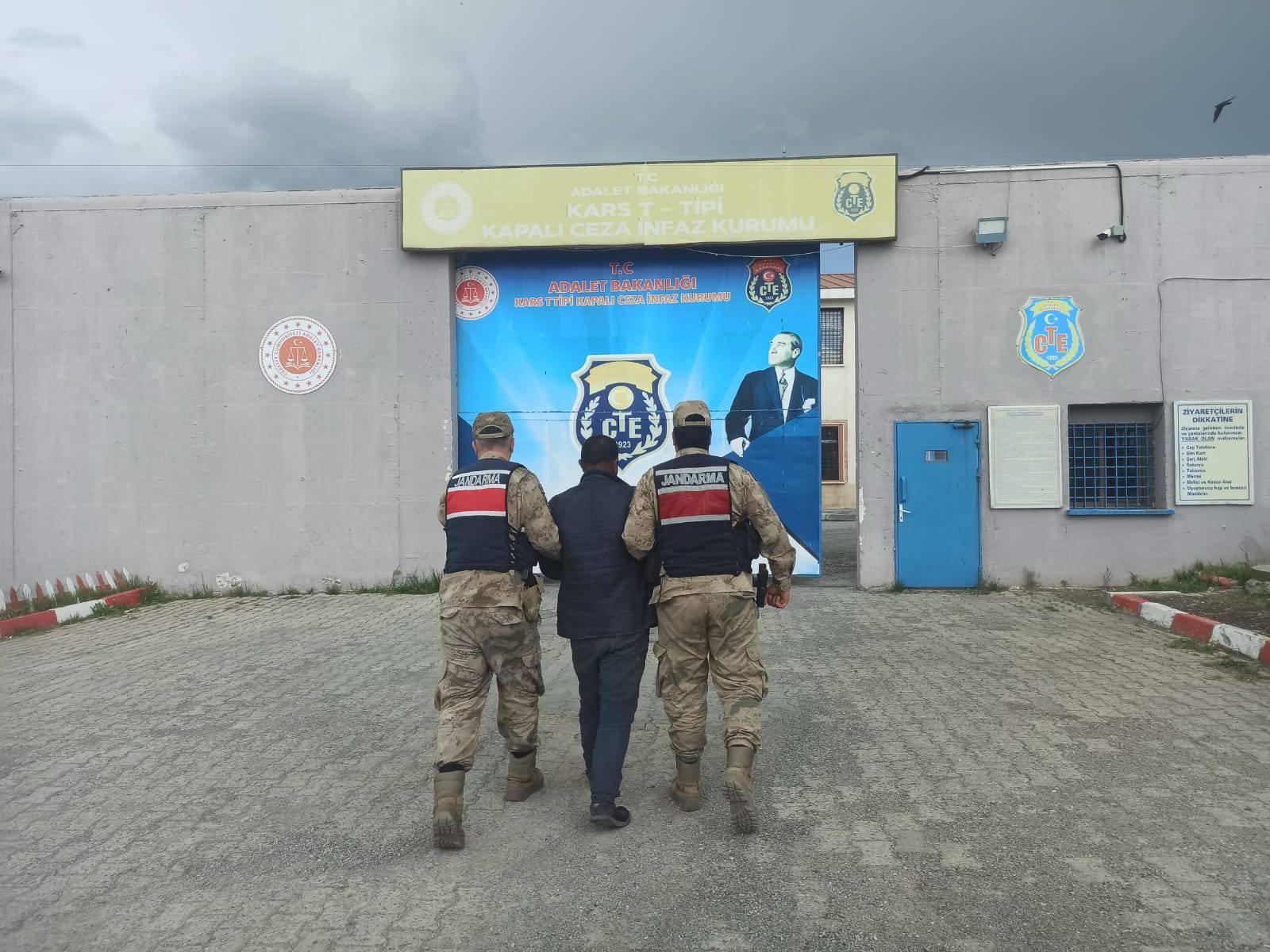 Göçmen kaçakçısı firari yakalandı