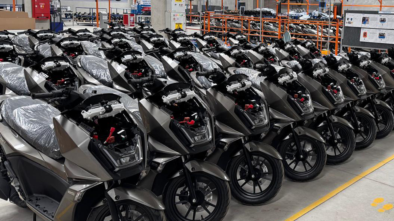 İzmir Kemalpaşa'daki fabrikasında Yerli Motosiklet ATAĞI: Skytown 125 Üretime Başladı! İşte O Fabrika ve Büyük Hedef!