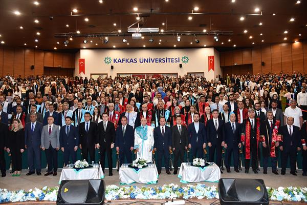 Kafkas Üniversitesinde Mezuniyet Coşkusu