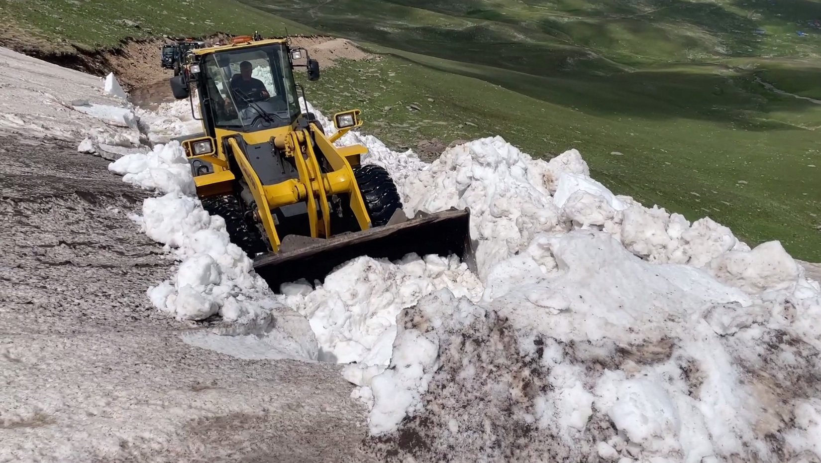 Kars´ta haziran ayında da karla mücadele çalışması sürüyor