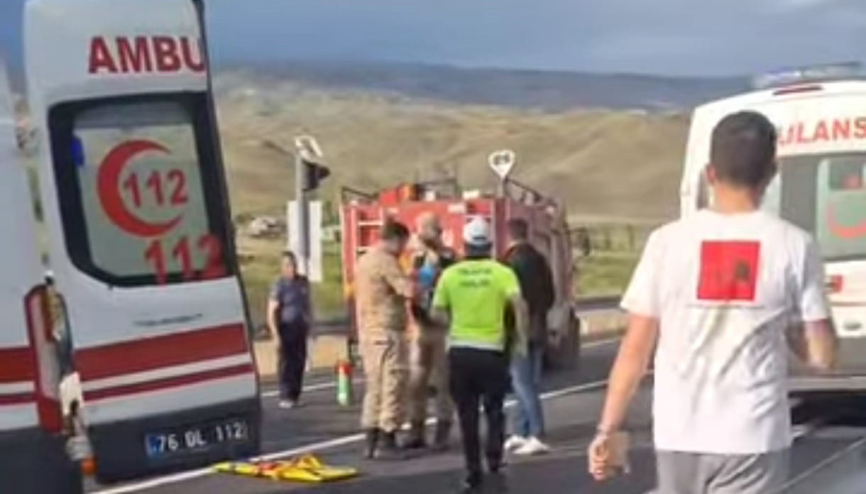 Kars'ta tır ile otomobil çarpıştı 3 yaralı