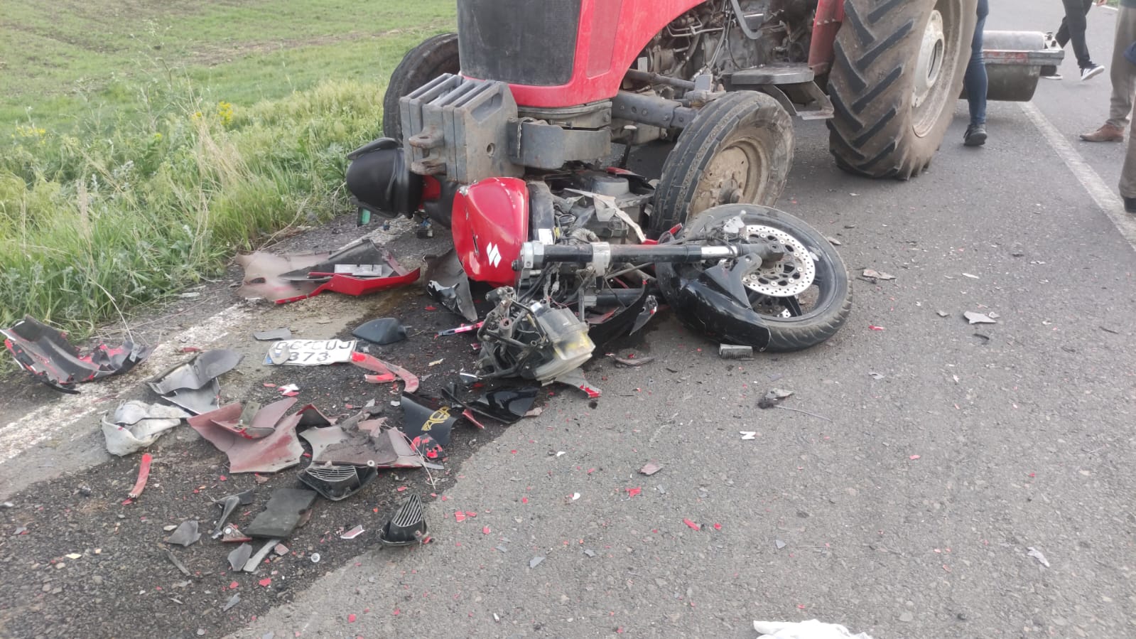 Kars'ta traktör ile motosiklet çarpıştı: 1 yaralı