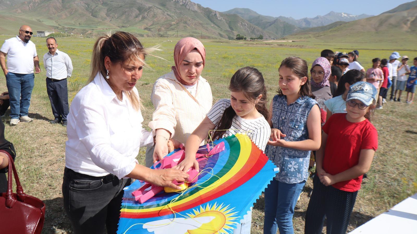 Kars'ta "Uçurtma Şenliği" düzenlendi.