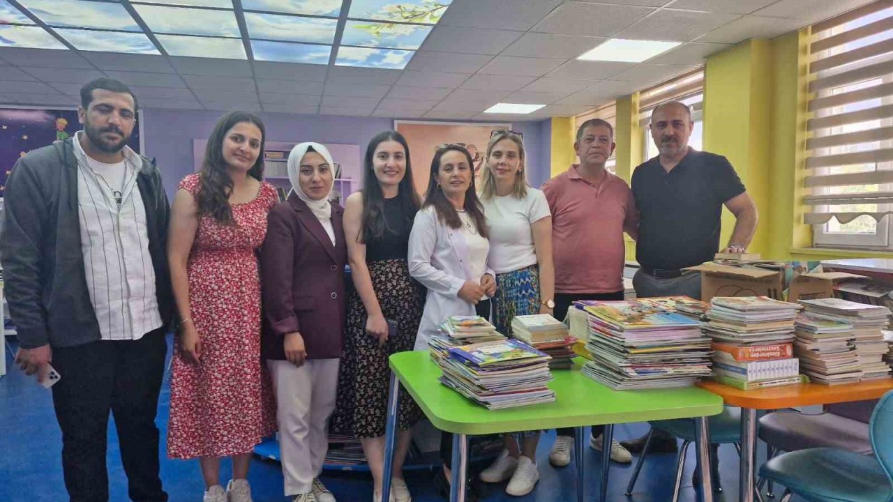 Üniversite Öğrencilerinden ilkokul öğrencilerine kitap desteği