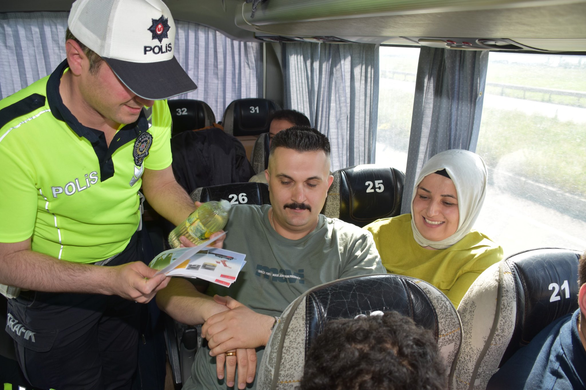 yolculara şeker ve kolonya ikramı
