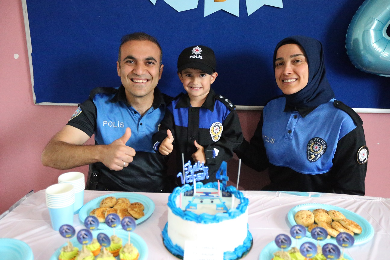 Polis ekiplerinden minik Çelik'e doğum günü sürprizi