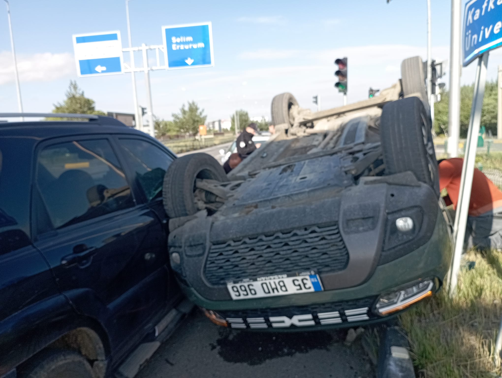 Kars Havaalanı Kavşağı’nda Kaza: 2 Yaralı