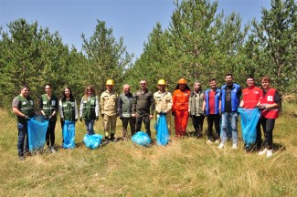 Kars'ta gönüllüler ormanda çöp topladılar
