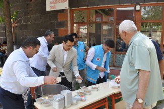 Akyaka ve Digor'da aşure dağıtıldı 