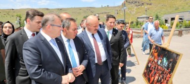 Vali Ziya Polat, Resim Sergisinin Açılışını Gerçekleştirdi