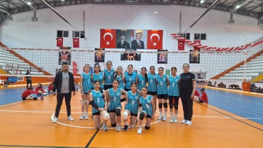Kars’ta Anadolu Yıldızlar Ligi Heyecanı, Voleybolda Çifte Yarı Final Başarısı