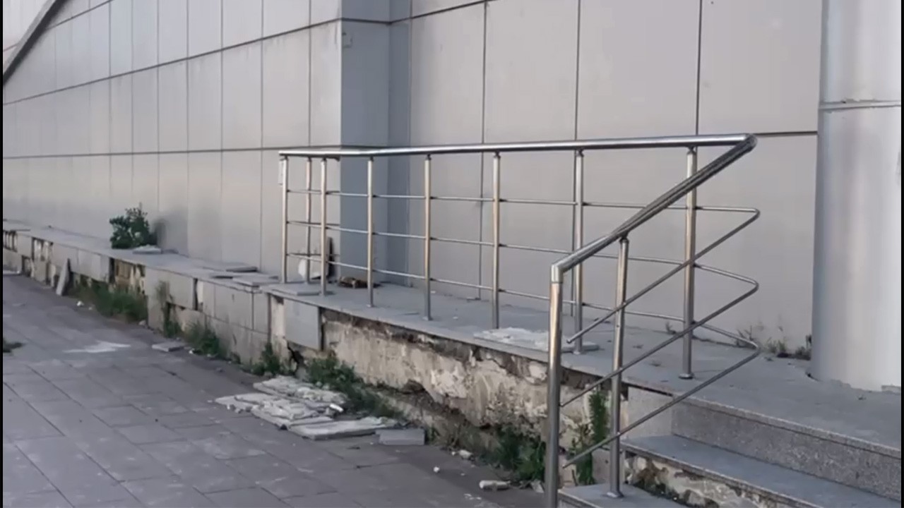 Kars Yarı Olimpik Buz Sporları Salonu bakımsızlıktan dökülüyor