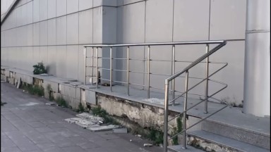 Kars Yarı Olimpik Buz Sporları Salonu bakımsızlıktan dökülüyor