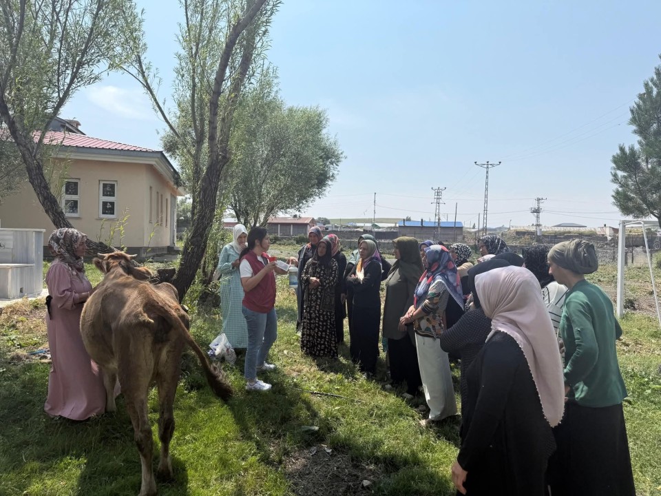Kars'ta kadın çiftçilere "Süt Sağım ve Hijyen" eğitimi verildi