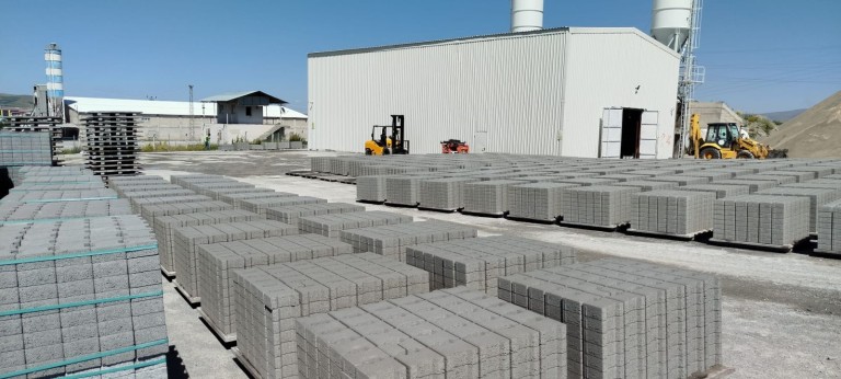 Köy yolları için beton parke üretimi
