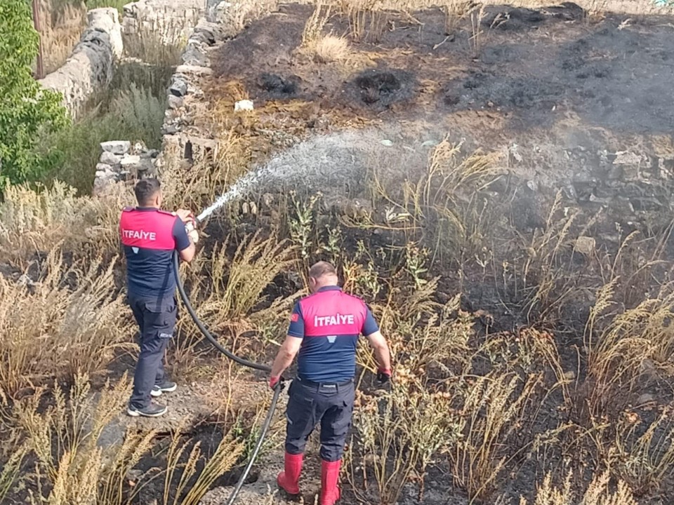 Kars'ta anız ve örtü yangını büyümeden söndürüldü