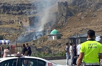 Kars Kalesi eteklerinde yangın