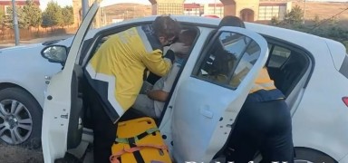 Kars'ta Kalp Krizi! Sürücü Direksiyon Başında Fenalaştı, Kaza Yaşandı