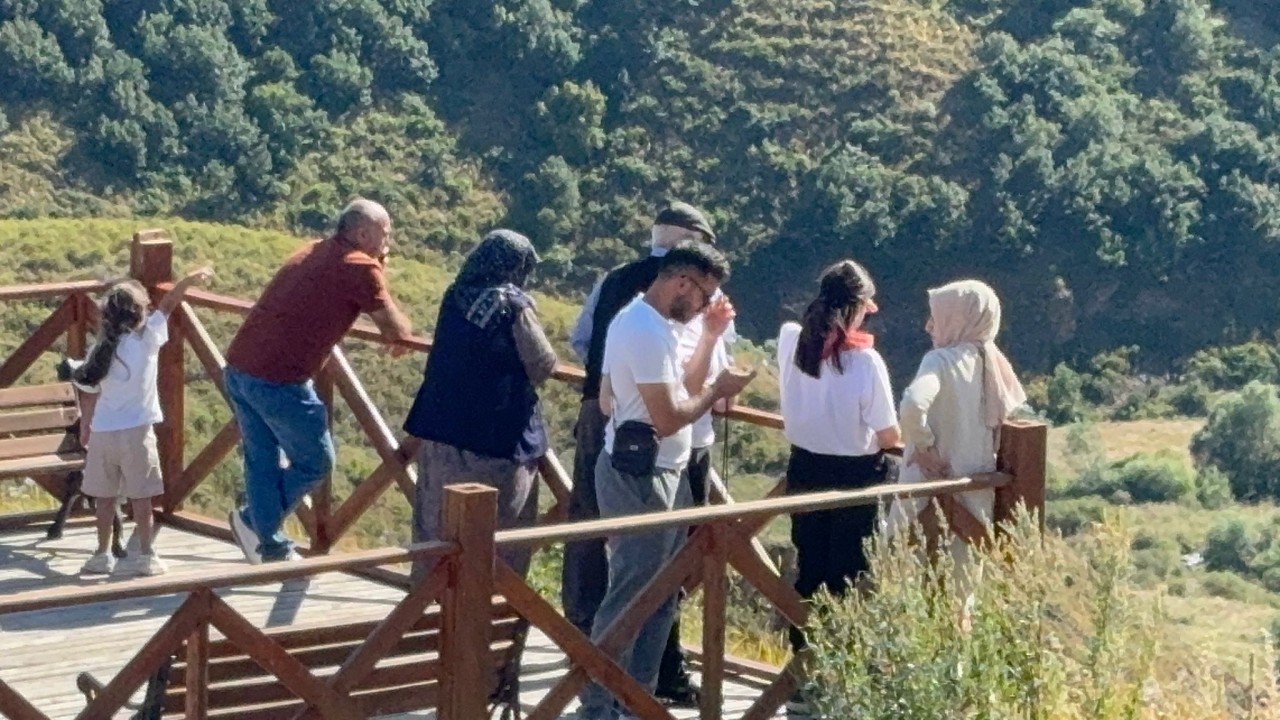 Karsta Sıcaklardan Bunalanlar Serinliği Susuz Şelalesi'nde Buldu