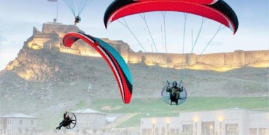 Kars'ta Paramotor Gösterisi Nefes Kesti