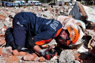 Kars'ta deprem tatbikatı gerçeğini aratmadı