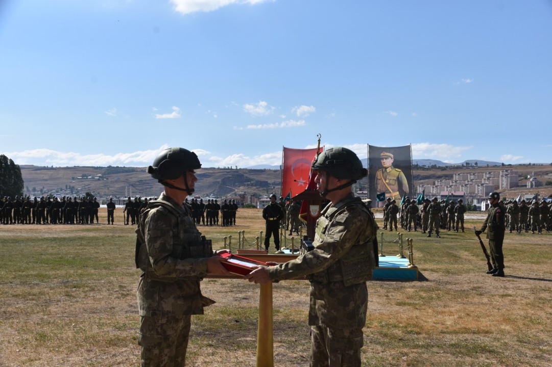 Kışlada Sancak Devir Teslimi