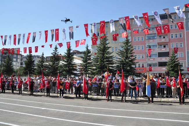 Kars'taki Zafer Bayramı kutlamalarında dron tehlikesi!