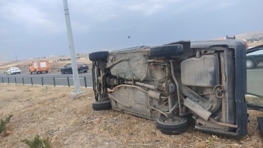 Kars'ta takla atan araçtan sürücü yaralı kurtarıldı