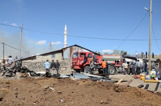 Yangında 2 ev ve 2 samanlık kül oldu