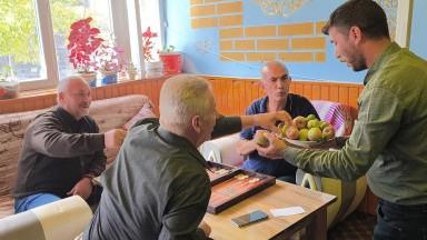 İşyerinin Ortasında Yetişen Ağaçların meyvesini ikram etti