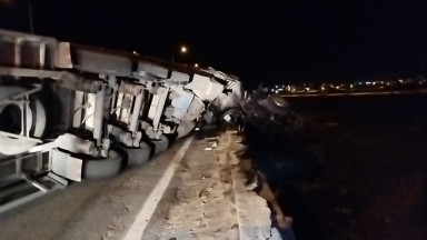Kars’ta kaza yapan tır köprüde asılı kaldı