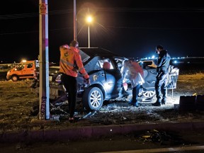 Kars'ta tomruk yüklü kamyon ile otomobil çarpıştı: 1 ölü