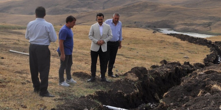 Akyaka’da kaynak suyu hattı tadilatı sürüyor