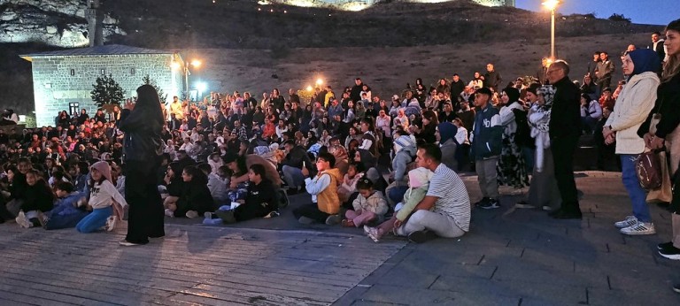 Kars’ta Karagöz-Hacivat Gösterisi Çocuklardan Büyük ilgi Gördü