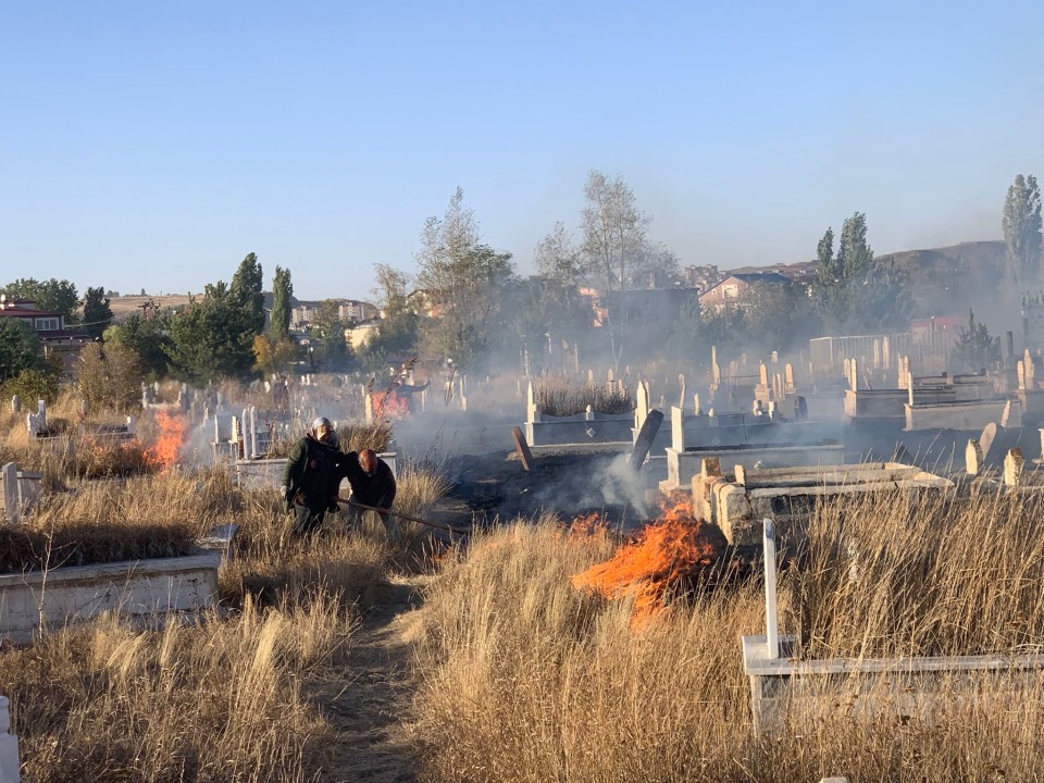 Mezarlık alanında yangın çıktı