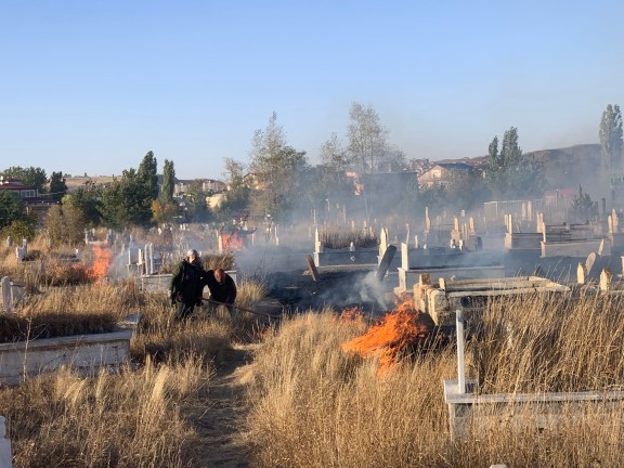 Mezarlık alanında yangın çıktı