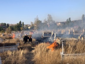 Mezarlık alanında yangın çıktı