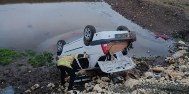 Kars’ta otomobil takla attı