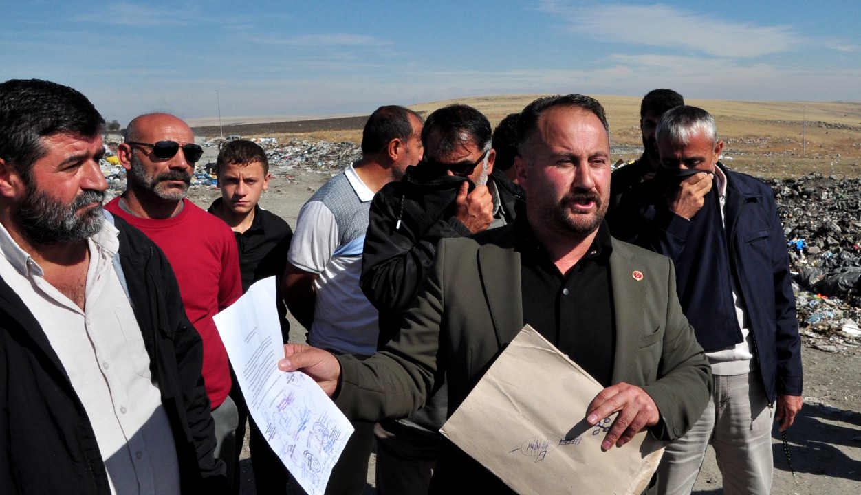 Kars'ta mahalle sakinlerinin çöp isyanı: "Mahallece ölüyoruz"