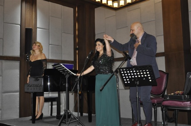 Dünyaca ünlü soprano Pervin Chakar, Kars'ta konser verdi